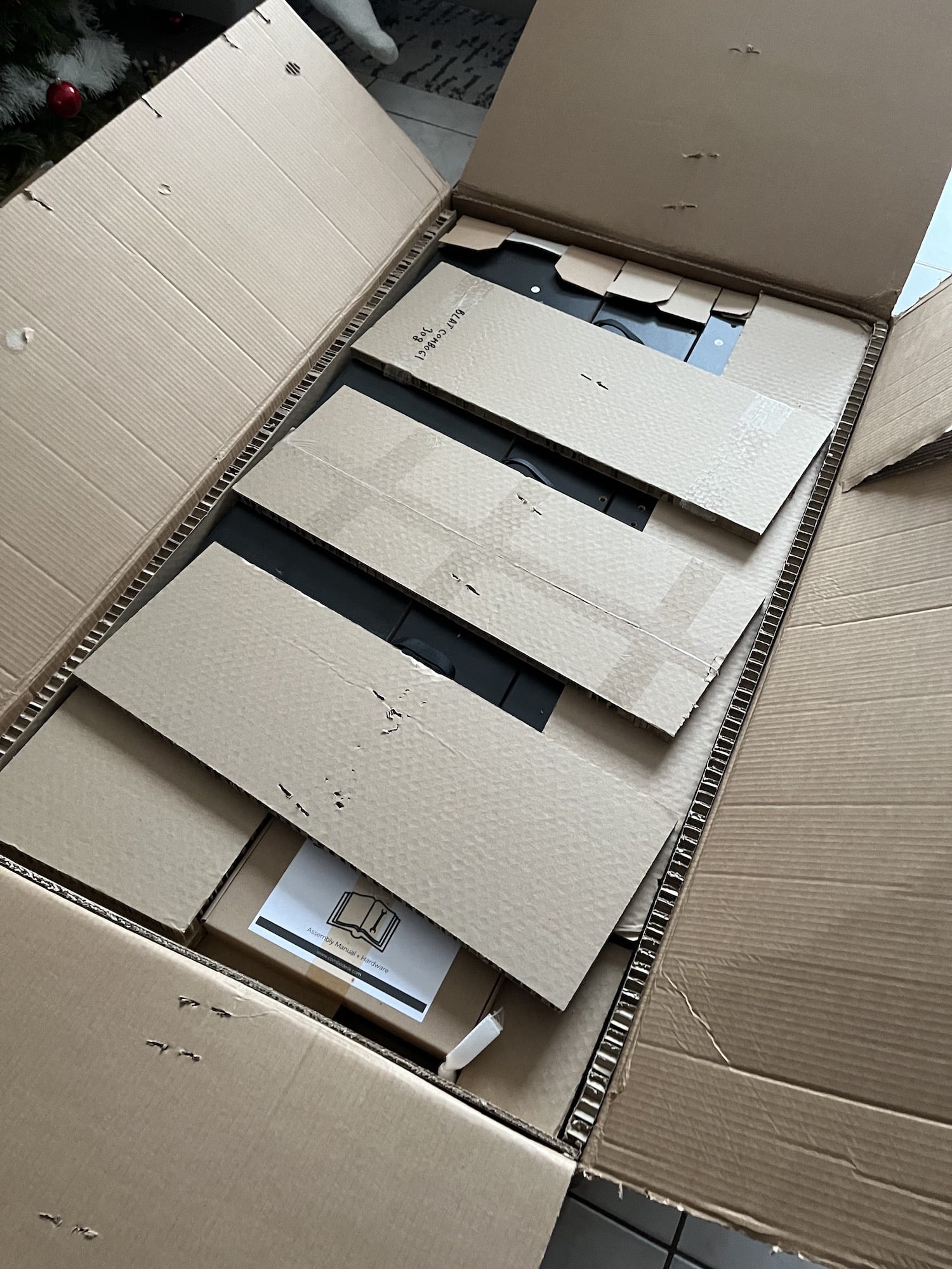 Présentation home studio 2024 3 Carton et emballage soigné pour le bureau Zaor Combodesk