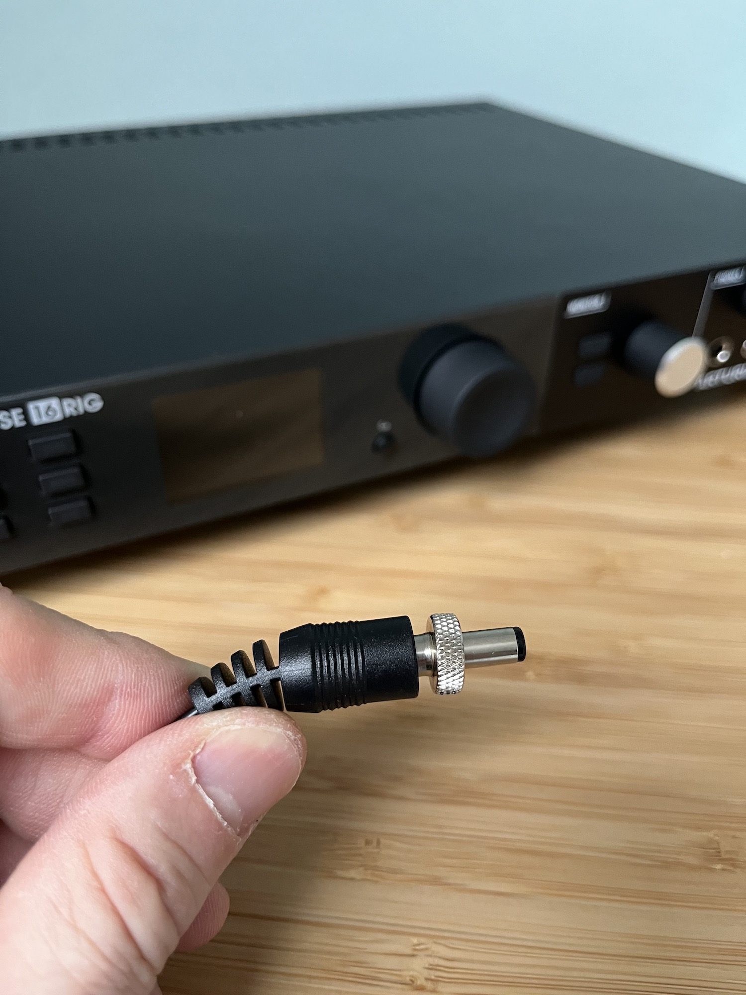 Arturia AudioFuse 16Rig idéale pour les synthétiseurs ? 22 Bague de verrouillage sur le boitier externe de l'alimentation de l'AudioFuse 16 rig d'Arturia