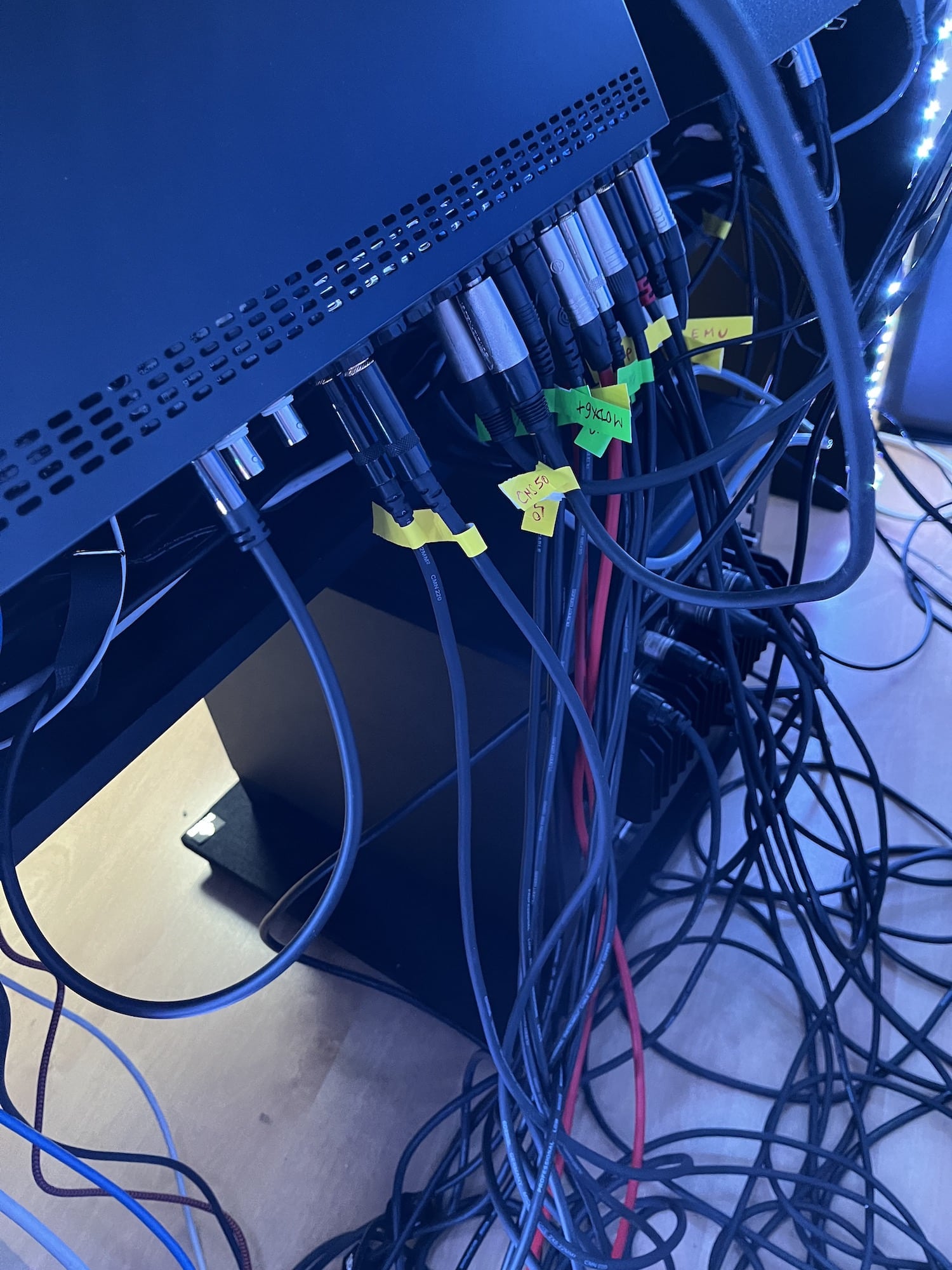 Présentation home studio 2024 20 cable management avec l'audiofuse 16 rig pour le blog SynthFood