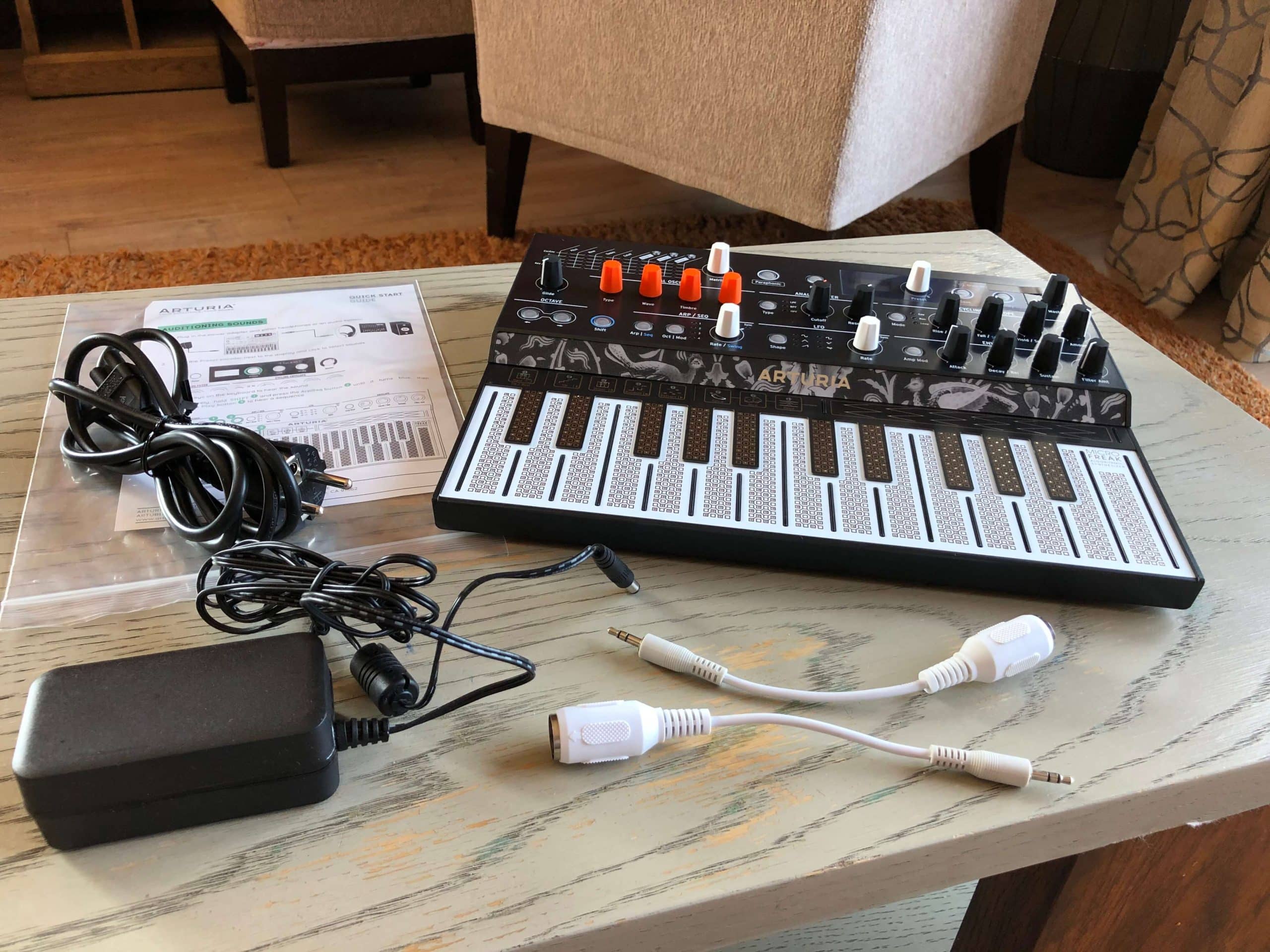 Arturia Microfreak : petit mais costaud ! 1 Contenu de la boite du synthétiseur Arturia Microfreak