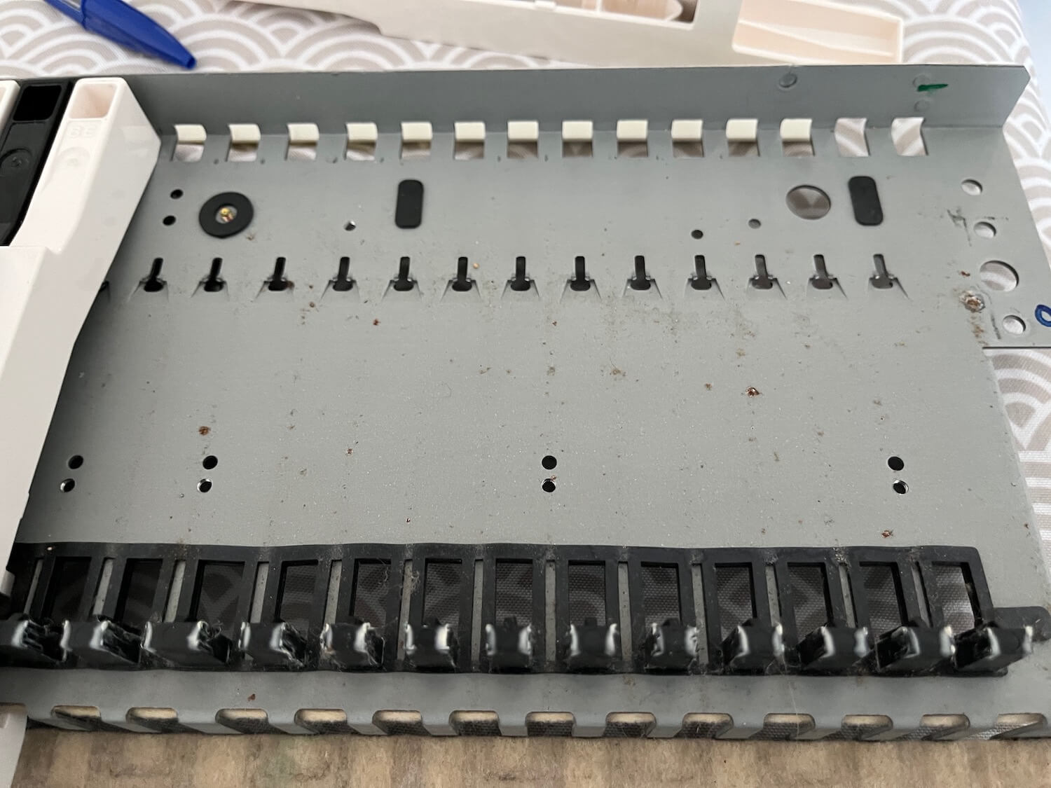 Korg 01/W découverte et entretien 40 Chassis du clavier du Korg 01/W
