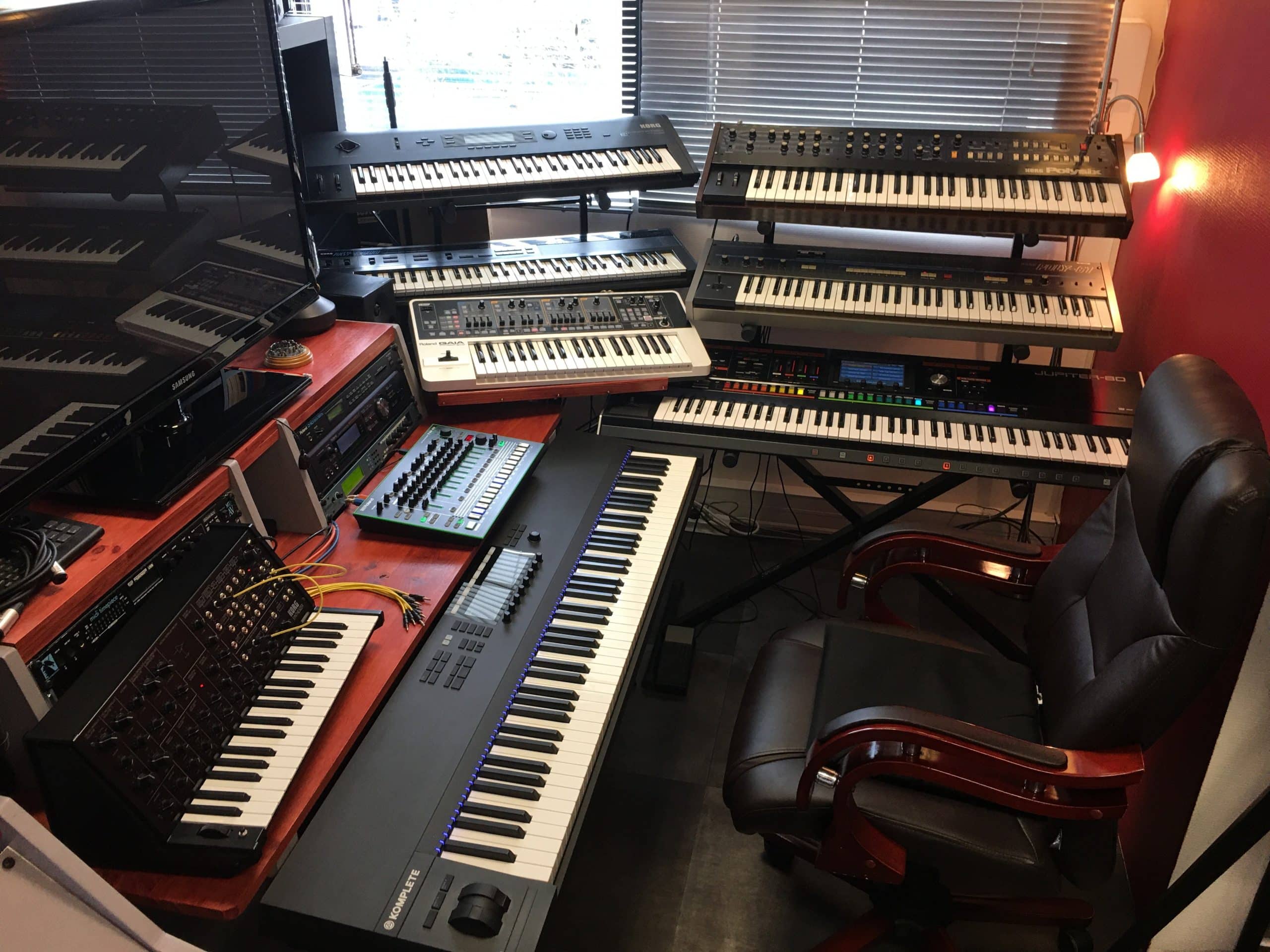 L'école "J'apprends le piano" 5 La partie Synthé : il y a du beau monde !
Roland Jupiter 80, Korg Polysix, Korg Poly 61, Korg Wavestation, Korg DW8000, Roland Gaia, Korg MS20...