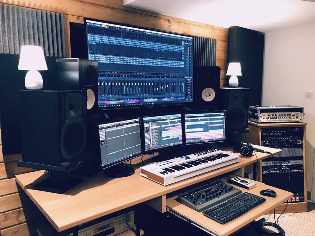 Un home studio avec plusieurs &eacute;crans
