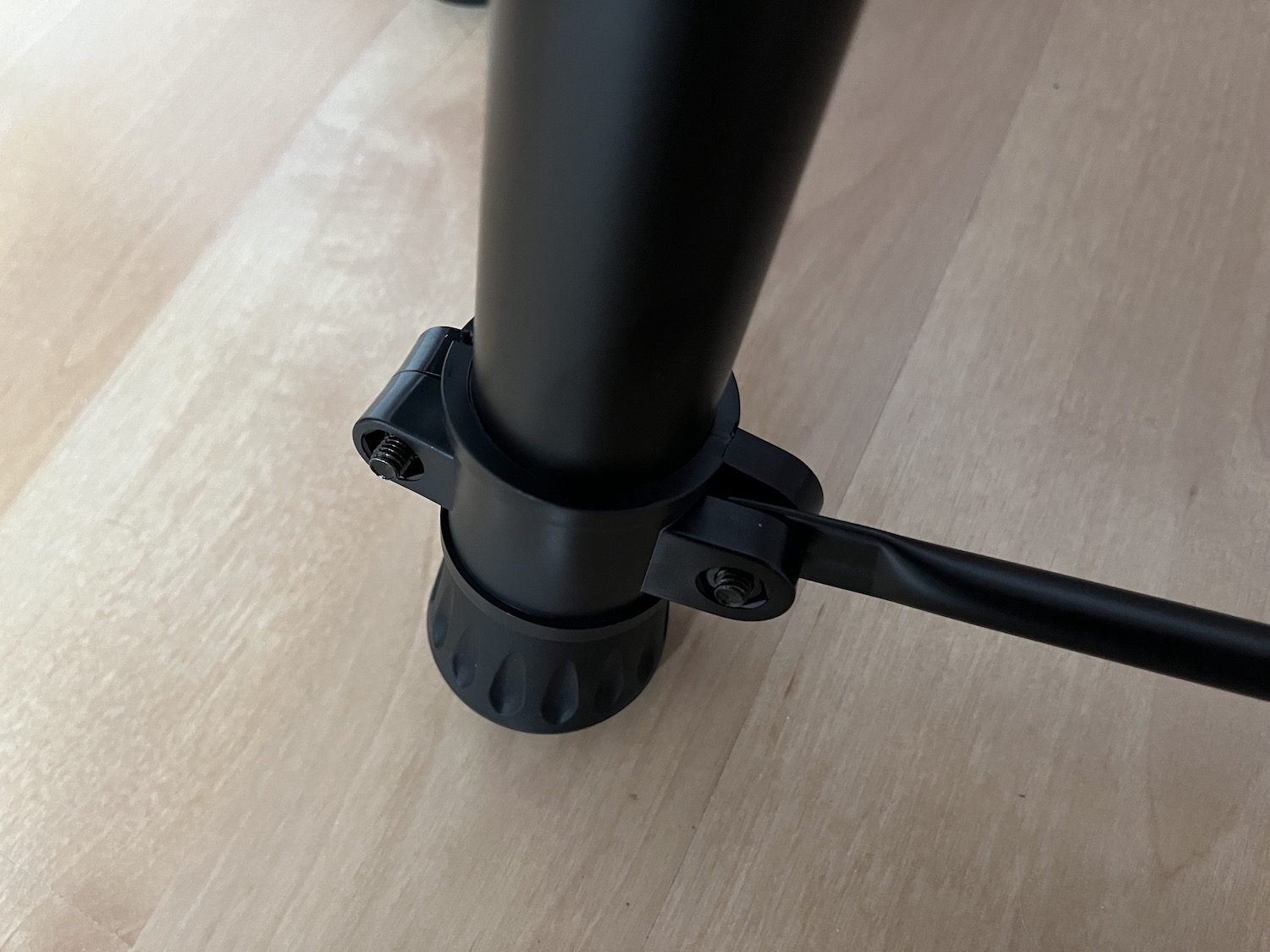 QUIK LOK MKS4 stand 4 claviers en test 11 Fixation des pieds