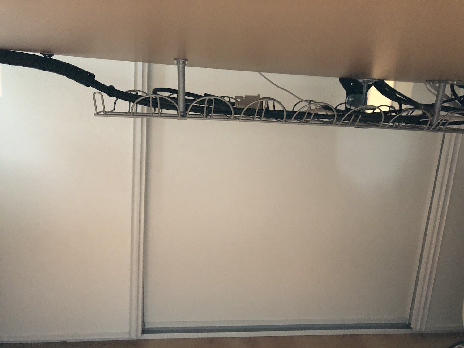 Support Ikea pour cacher les c&acirc;bles sous un bureau