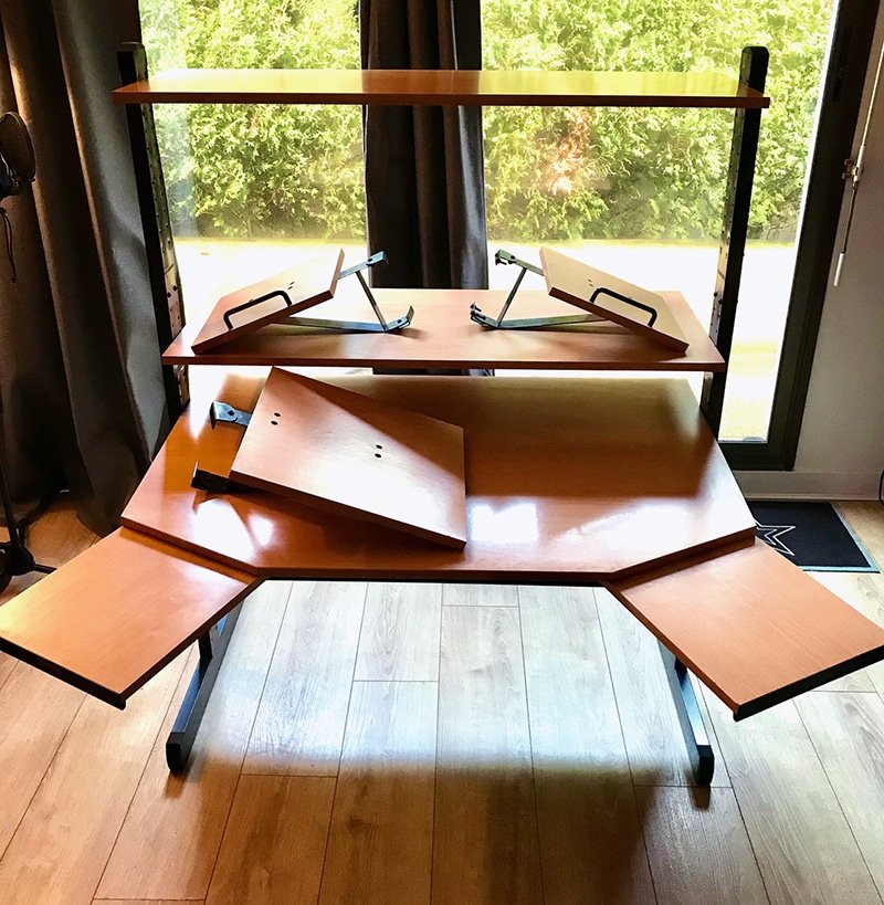 Bureau Ikea Jerker MK1 avec des angles prononc&eacute;s, et les tablettes qui glissent.