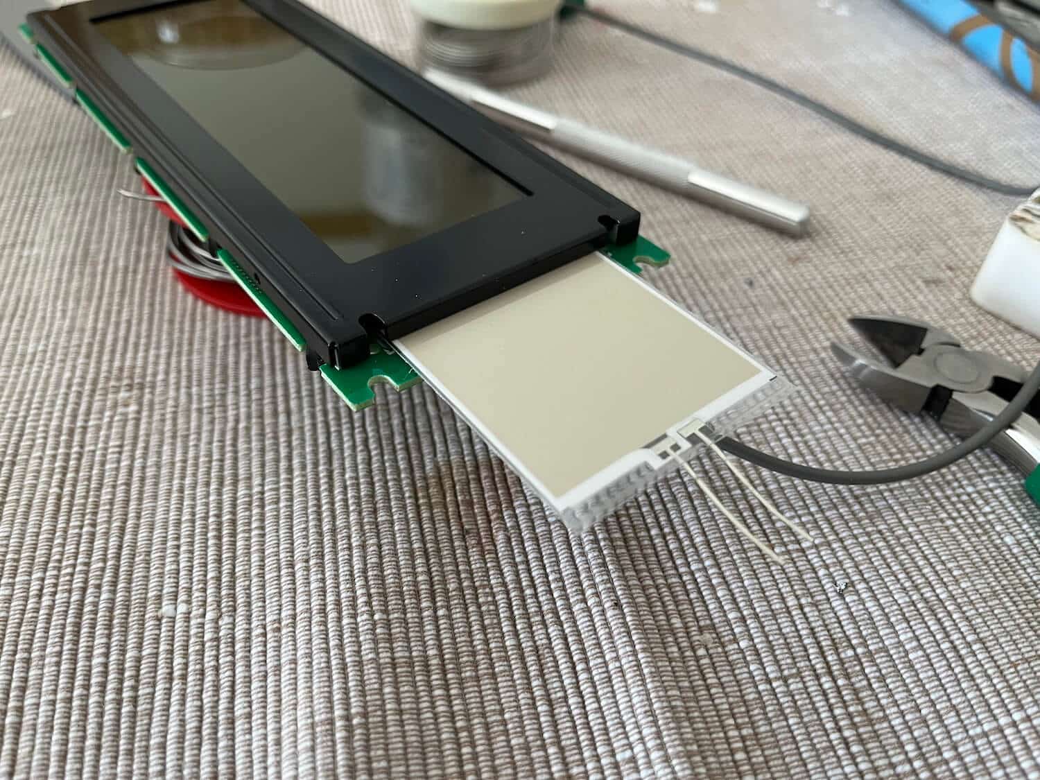 Korg 01/W découverte et entretien 50 Insertion du nouveau rétro-éclairage pour le Korg 01/W