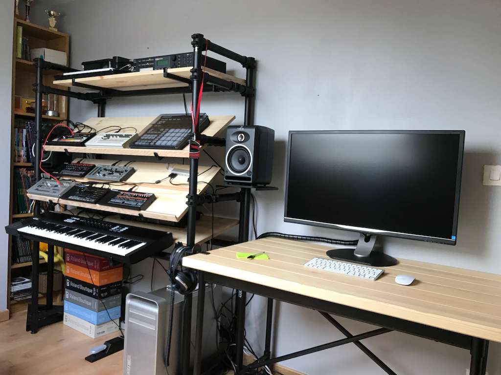 Quel pied choisir pour votre synthétiseur ? 27 Jaspers 170-4-120B avec des planches pour maximiser l'espace