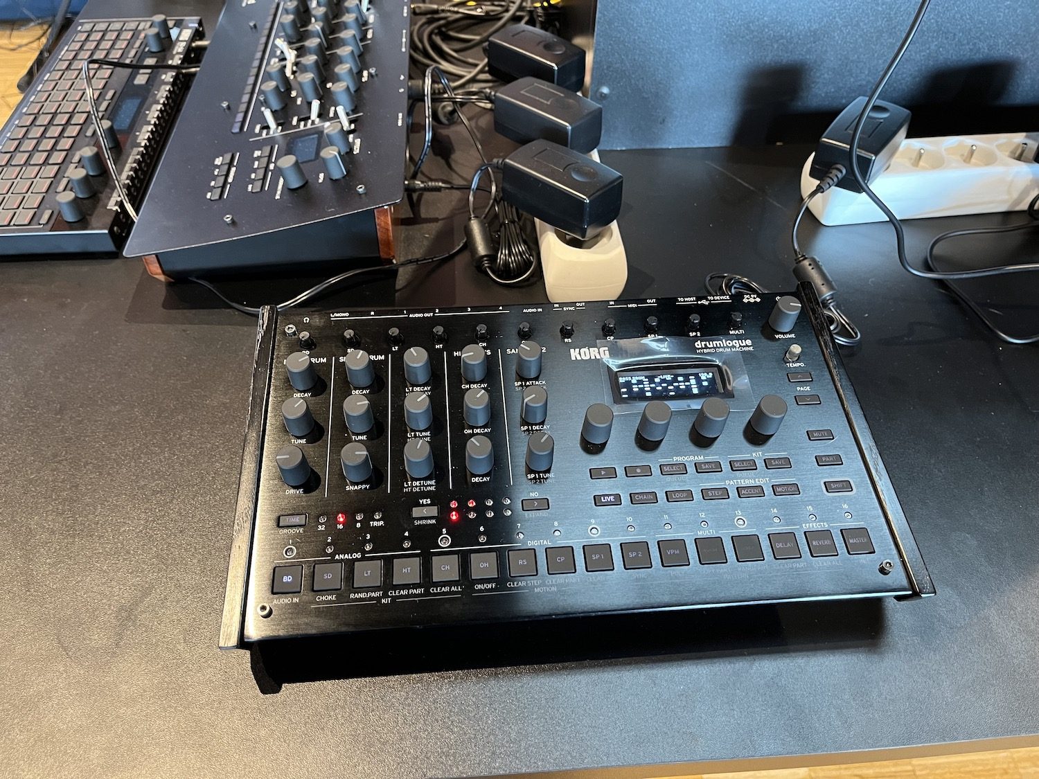 Korg Drumlogue sur le stand Korg au SynthFest 2023