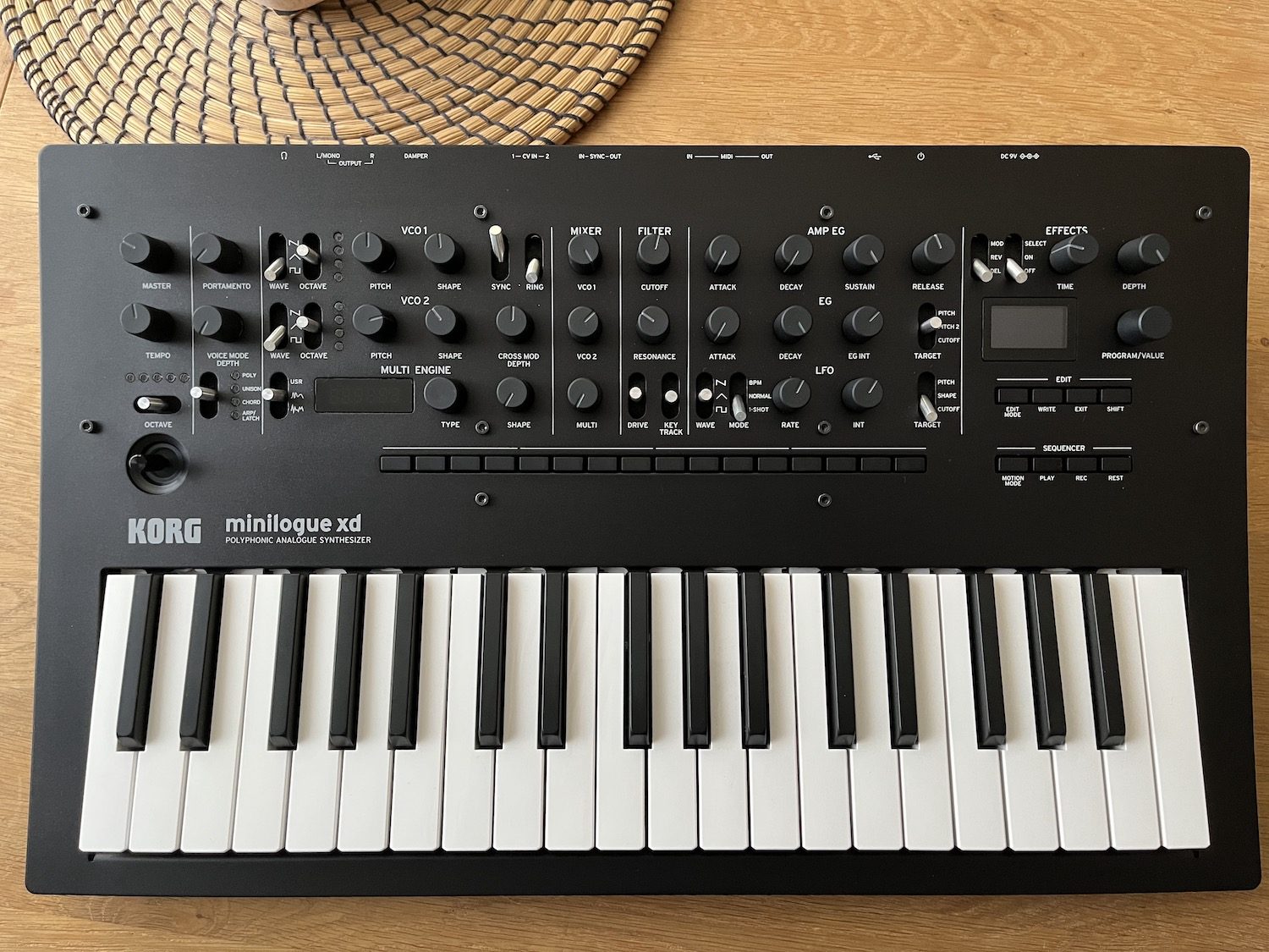La face avant du Korg minilogue xd