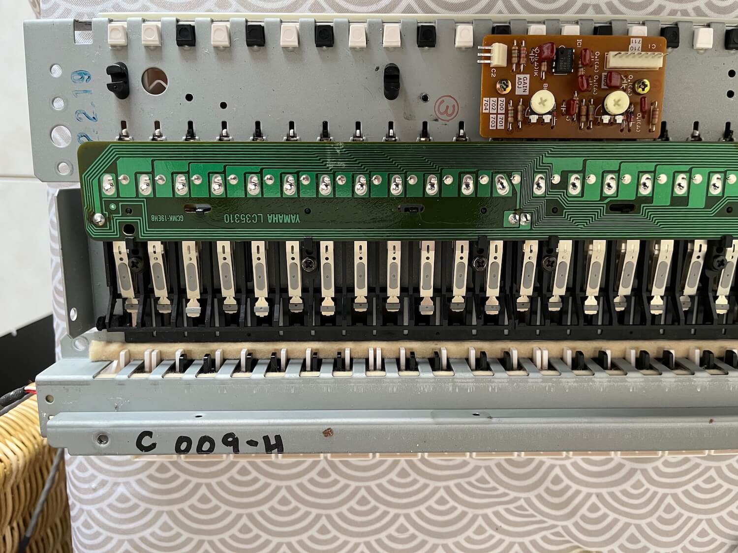 Korg 01/W découverte et entretien 37 Les languettes du clavier d'un Korg 01/W