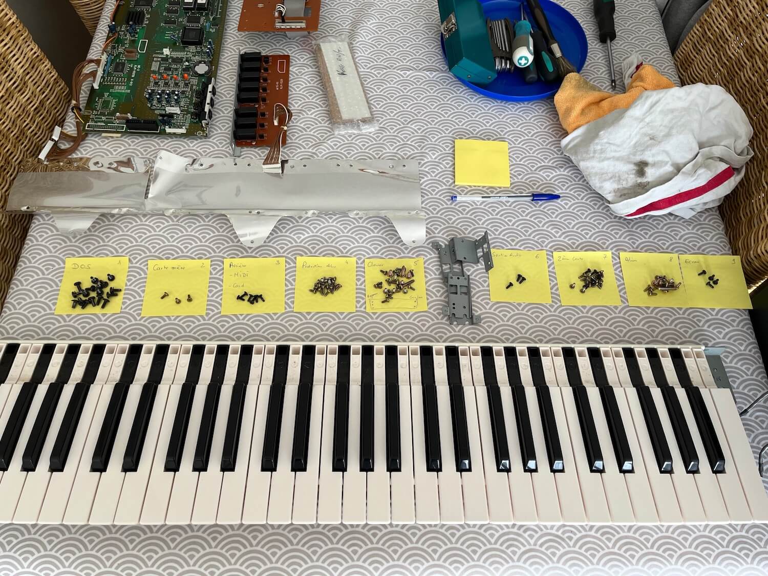 Korg 01/W découverte et entretien 36 Le clavier du Korg 01/W prêt à être démonté