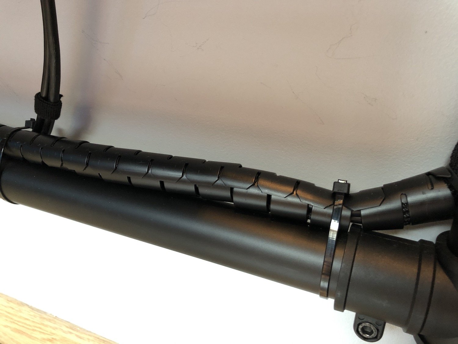 Utilisation de gaine fix&eacute;e par un collier rilsan