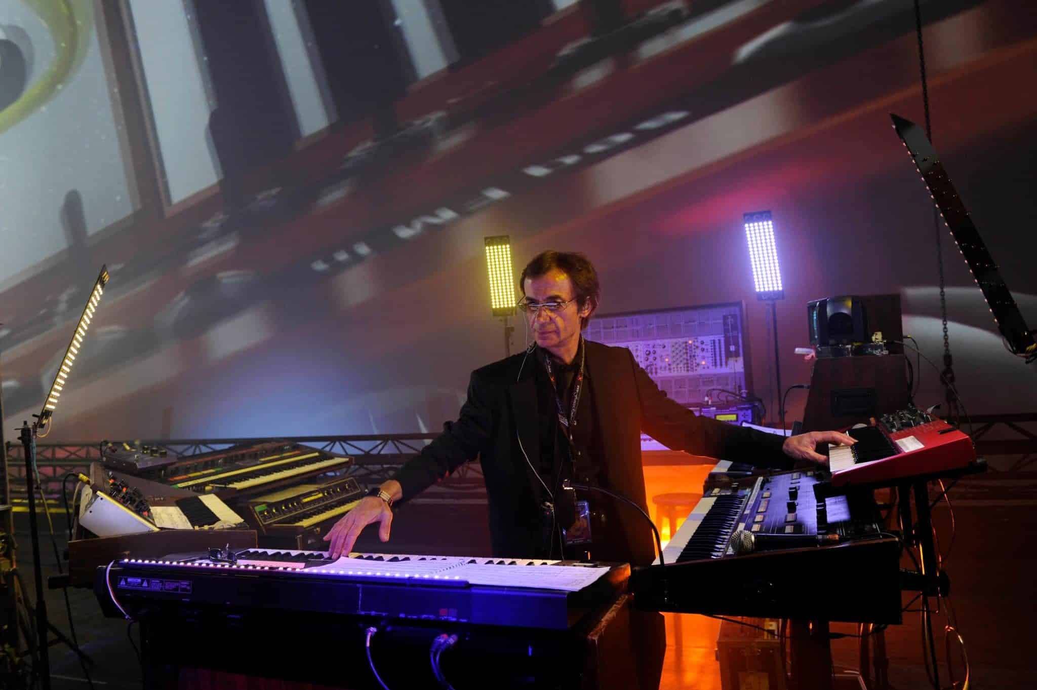 Francis Rimbert aux commandes de ses synth&eacute;tiseurs 