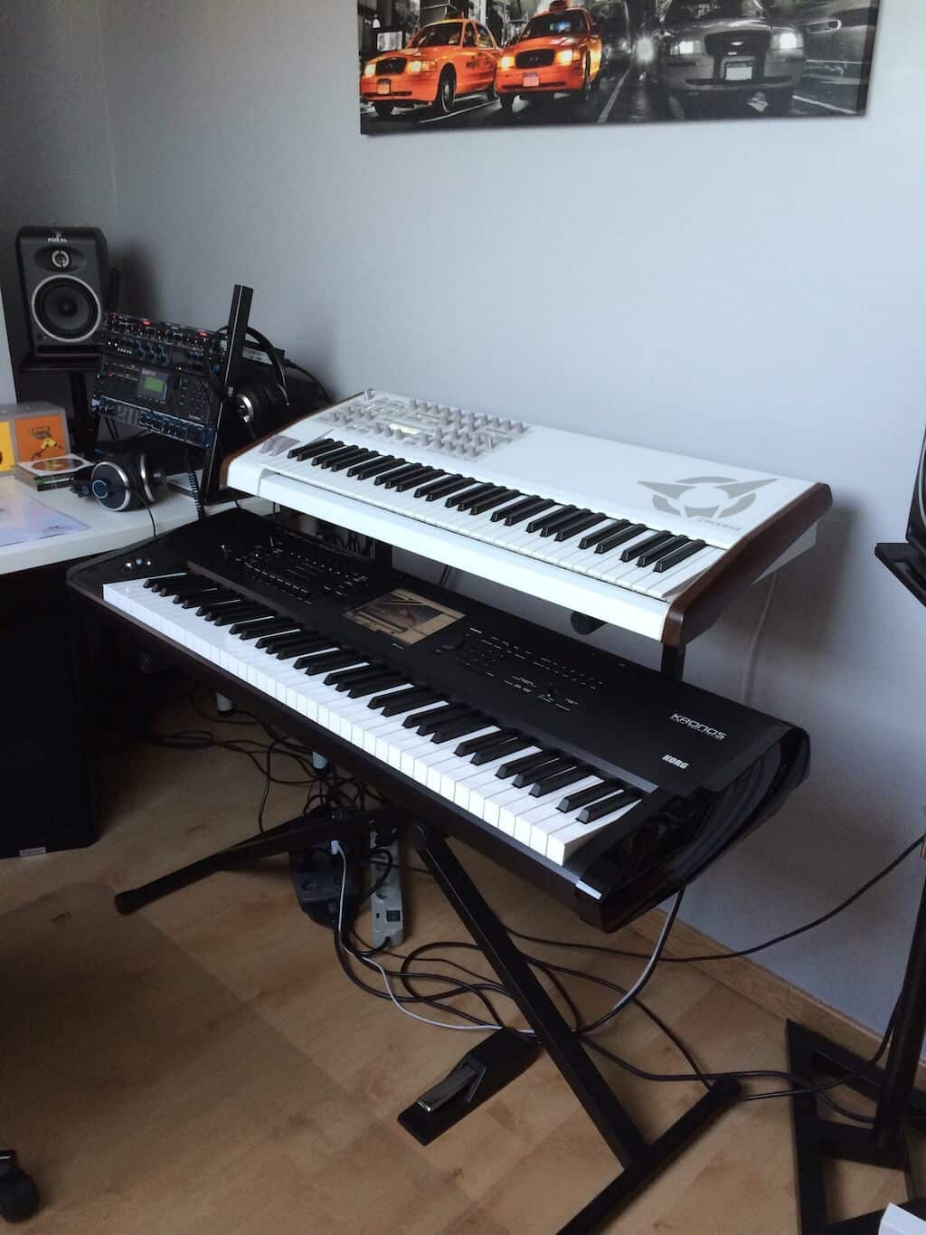 Quel pied choisir pour votre synthétiseur ? 3 pied RTX X103 avec son extension supportant un Korg Kronos et un Virus Access Ti2