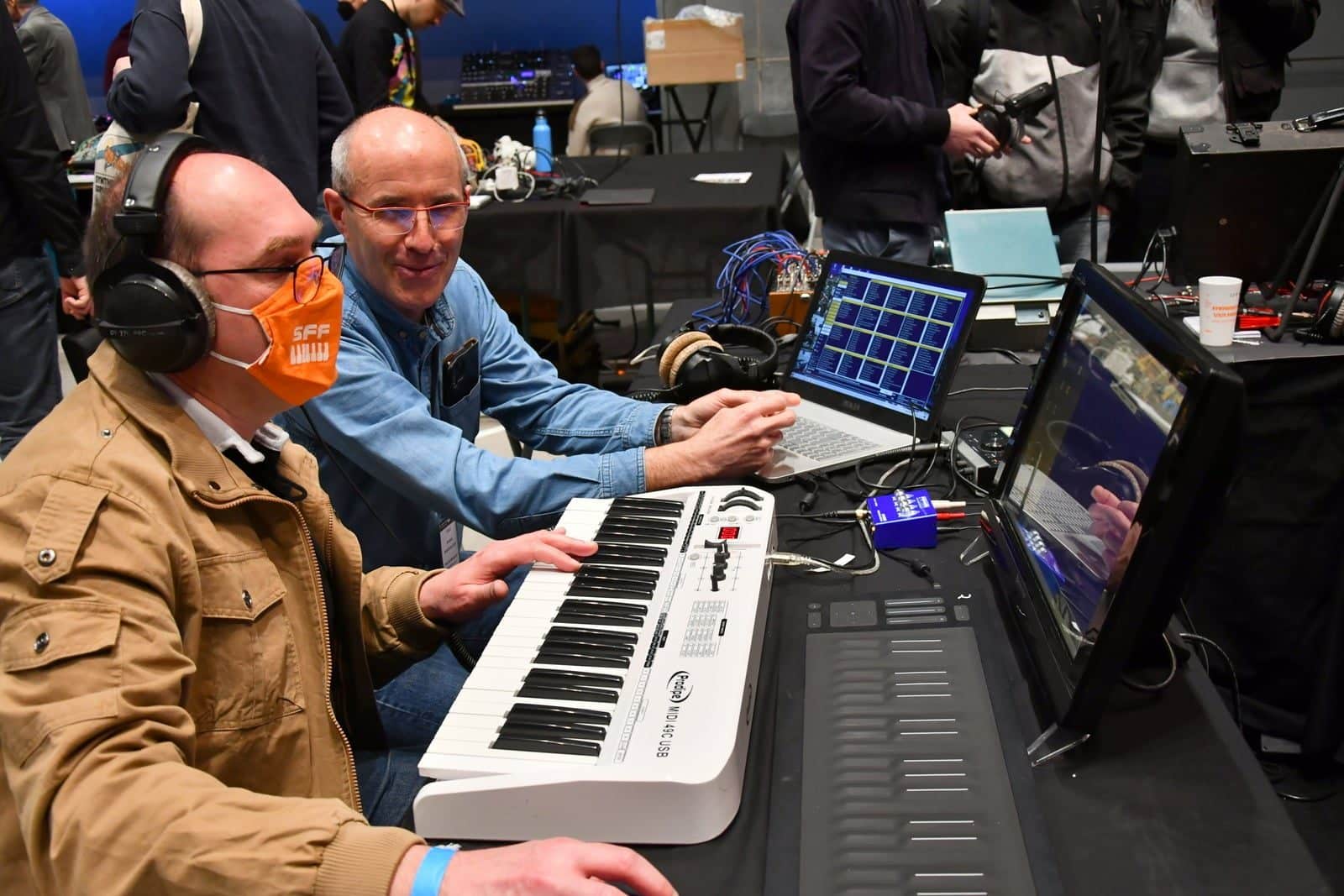 Le Synthfest 2022 : c'est magique ! 50 Le synthétiseur PMS en plein test avec son créateur Jérôme Bridonneau