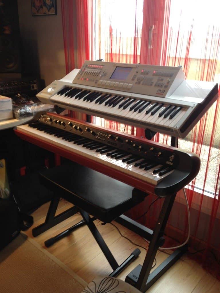 Quel pied choisir pour votre synthétiseur ? 8 QUIK LOK Z726 avec un Korg M3 Workstation et un Korg SV1-73