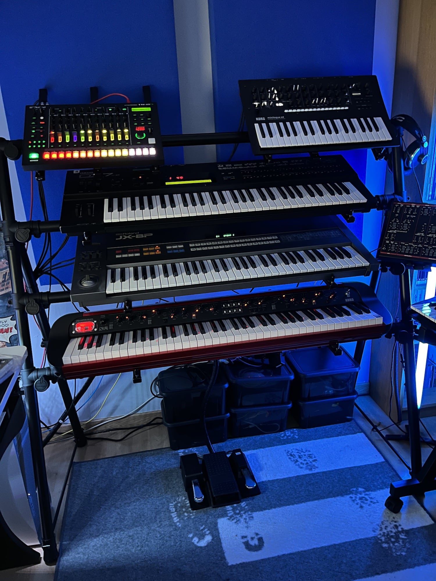 Présentation home studio 2024 15 Stand QUIKLOK MKS4 avec 5 machines installées - blog SynthFood