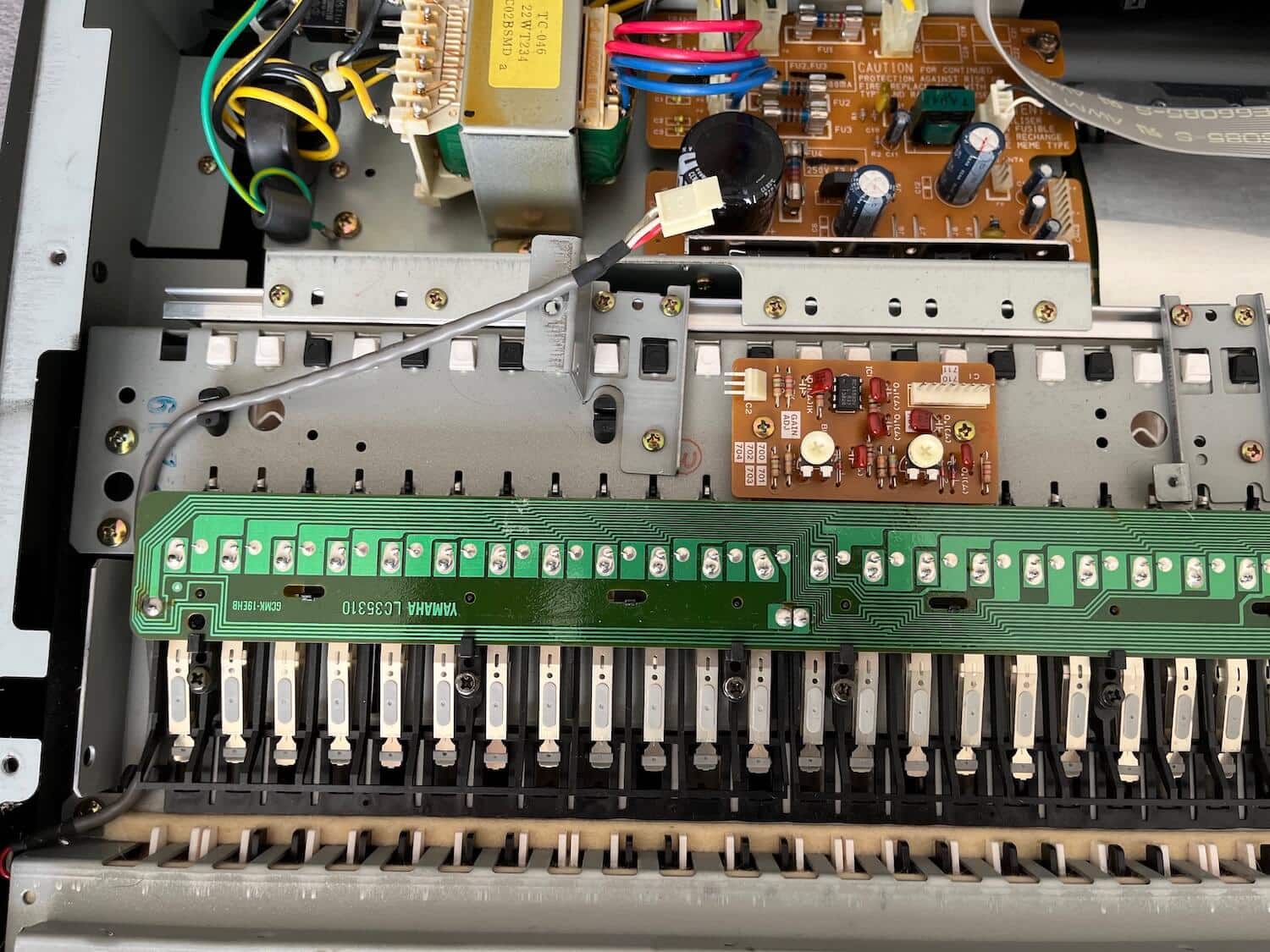 Korg 01/W découverte et entretien 30 reperage vis clavier Korg 01 W synthfood vue1