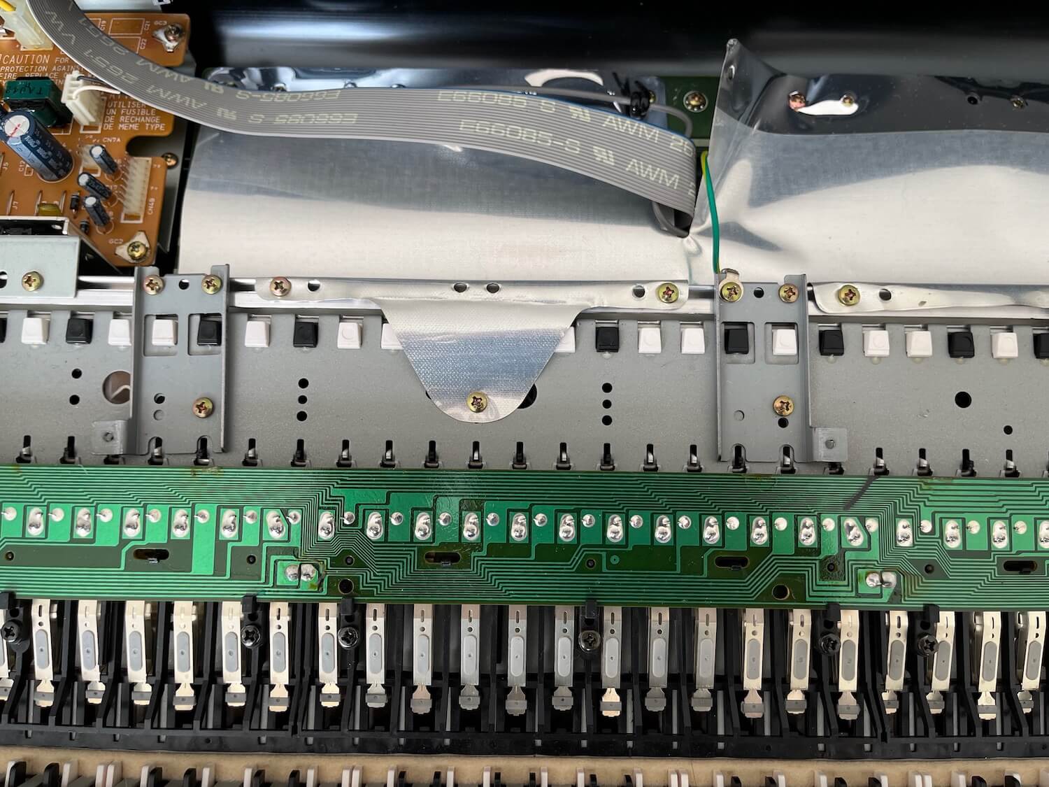 Korg 01/W découverte et entretien 31 reperage vis clavier Korg 01 W synthfood vue2