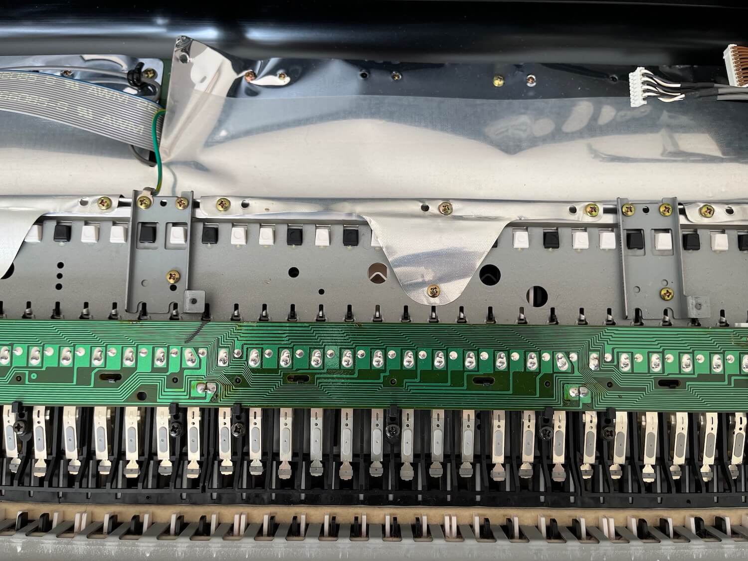 Korg 01/W découverte et entretien 32 reperage vis clavier Korg 01 W synthfood vue3