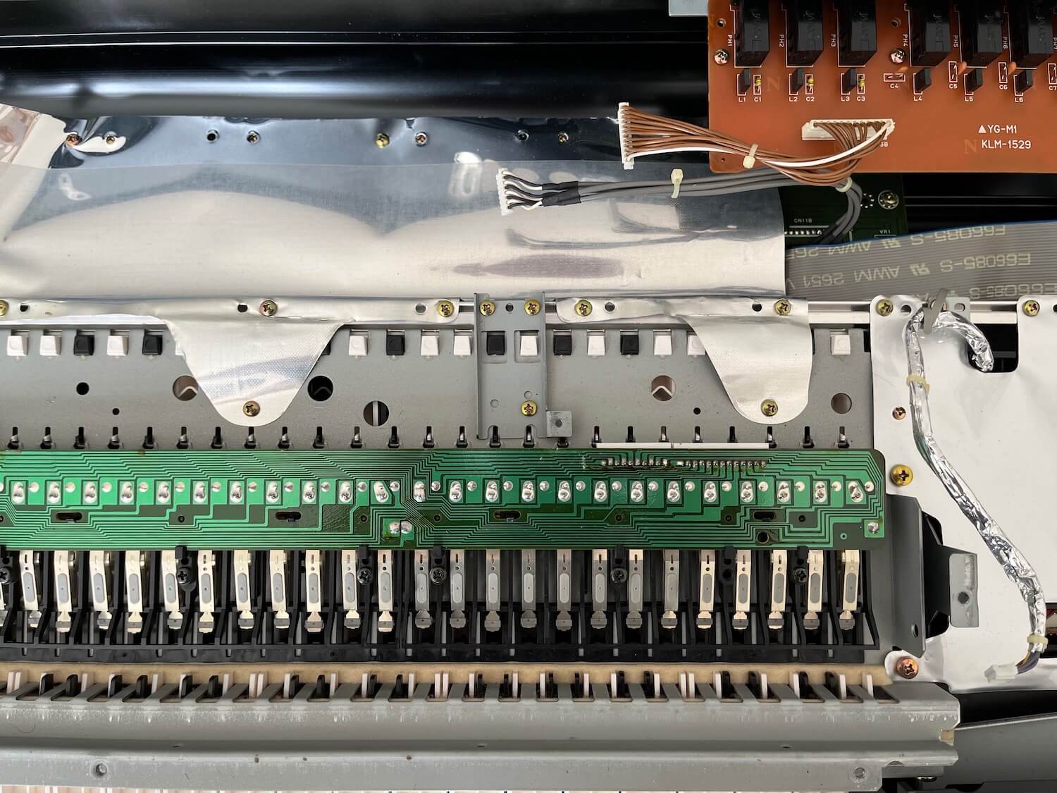 Korg 01/W découverte et entretien 33 reperage vis clavier Korg 01 W synthfood vue4