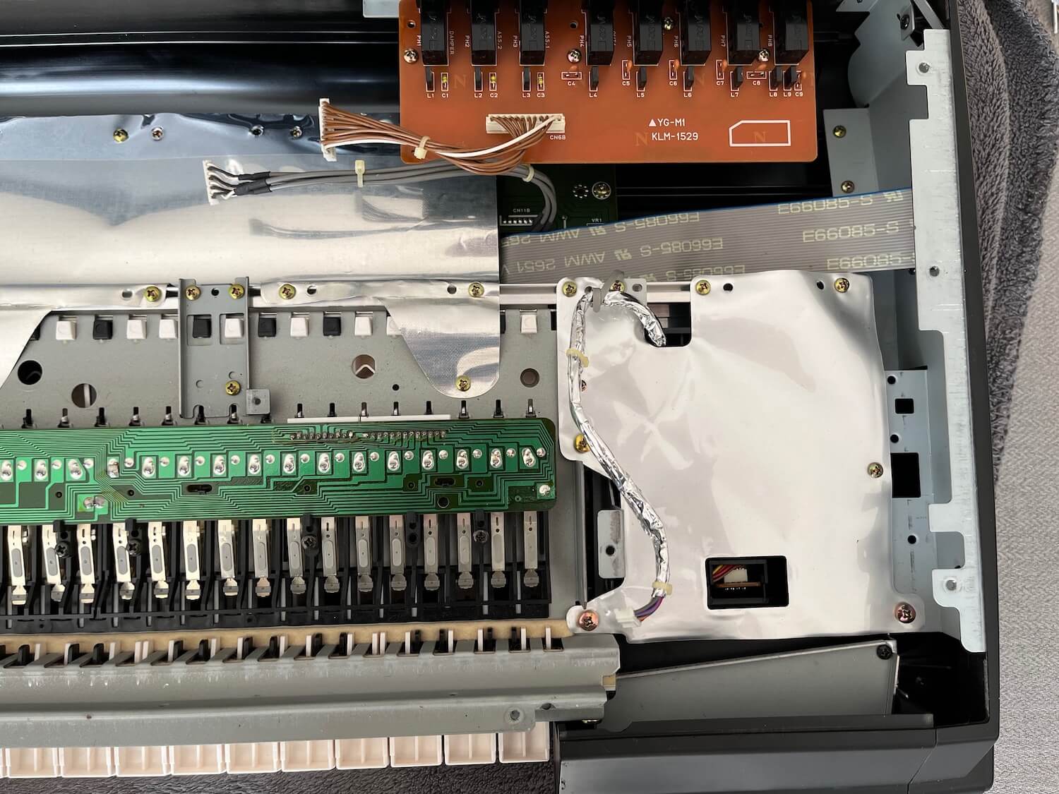 Korg 01/W découverte et entretien 34 reperage vis clavier Korg 01 W synthfood vue5