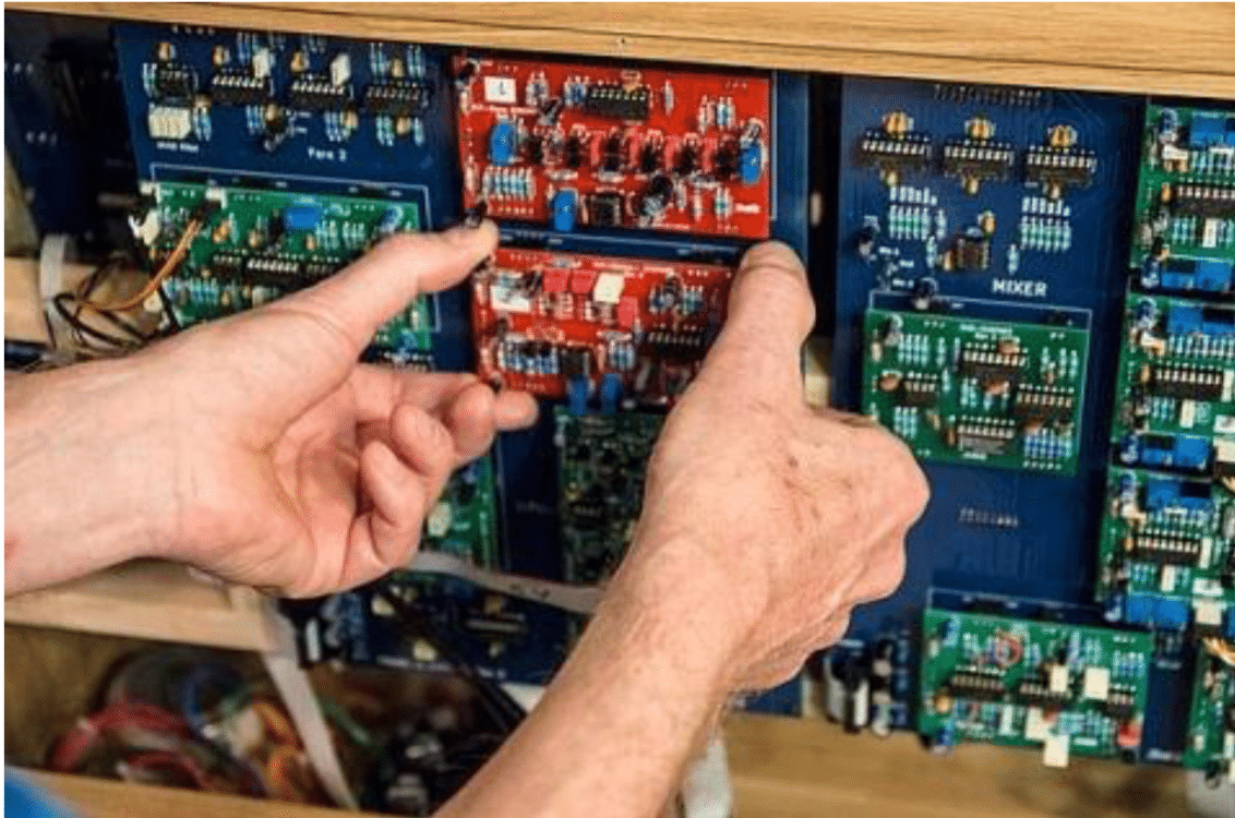 SYNTHR3 : le synthétiseur analogique made in France 12 Retirer soignement un filtre du synthétiseur SynthR3