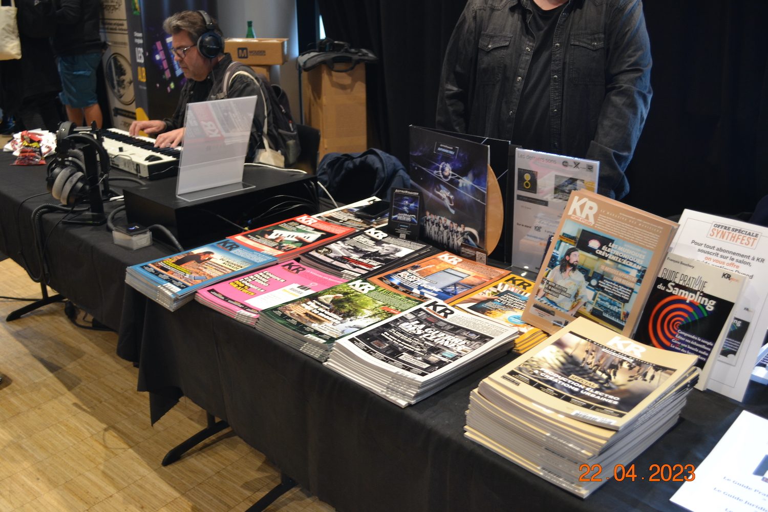 Stand KR avec de nombreuses magazines au SynthFest 2023