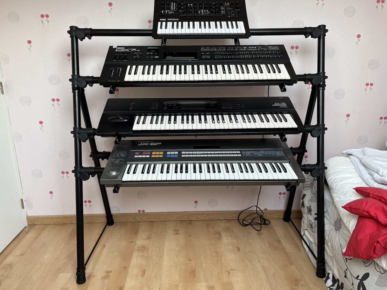 Quel pied choisir pour votre synthétiseur ? 25 Stand 4 claviers MKS4 de QUIK LOK