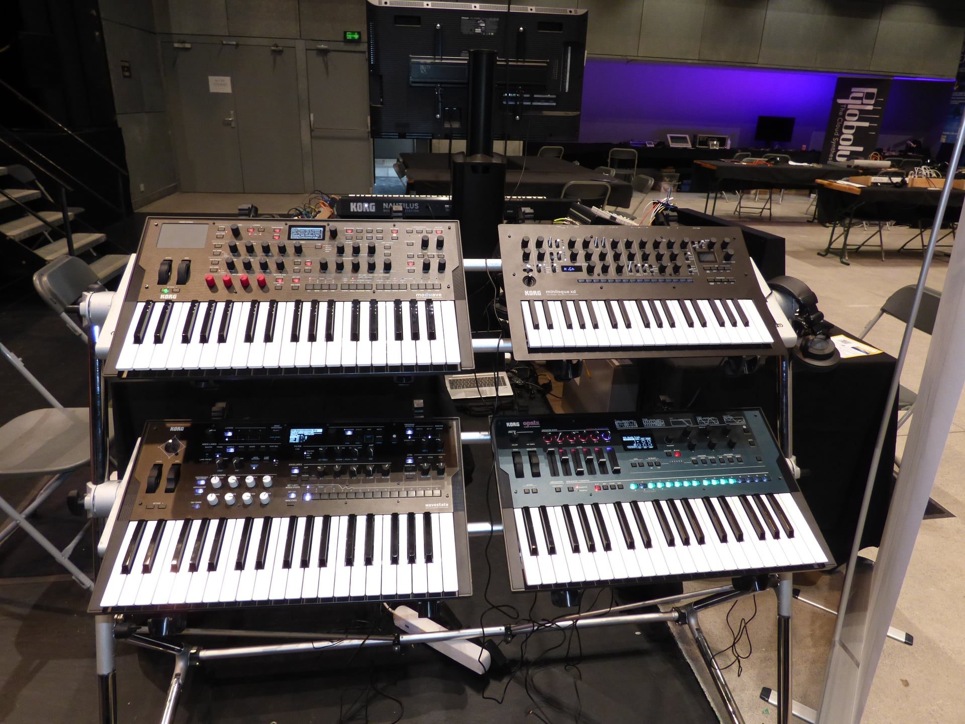 Le Synthfest 2022 : c'est magique ! 13 Les Korg Modwave en haut à gauche, à droite le Korg Minilogue XD, en-dessous l'OPSIX et à sa gauche le Wavestate