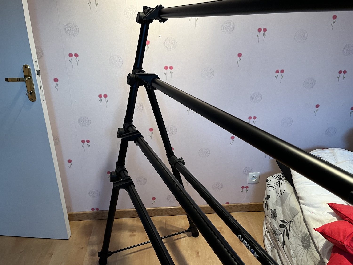 QUIK LOK MKS4 stand 4 claviers en test 14 Installation des barres pour les supports de claviers