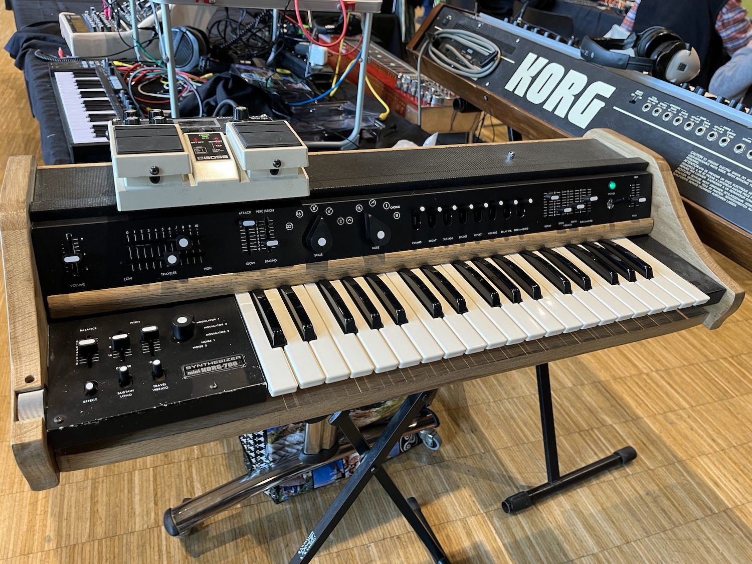 Korg F700S modifi&eacute; par Tony Steel au SynthFest 2023