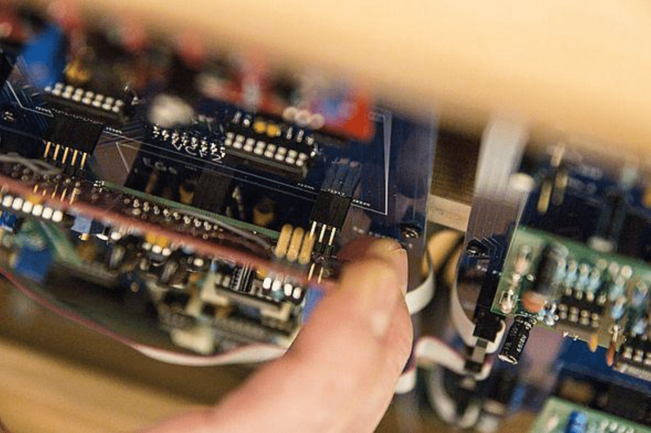 SYNTHR3 : le synthétiseur analogique made in France 13 Vérifier l'alignement des connecteurs avant d'enfoncer le filtre sur synthr3