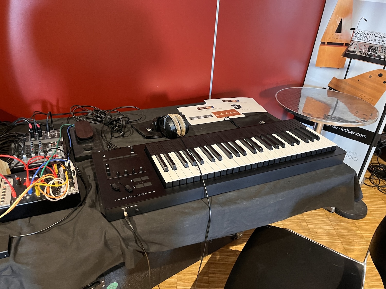 SynthFest 2024 une édition incroyable 37 La voix du luthier stand au SynthFest 2024