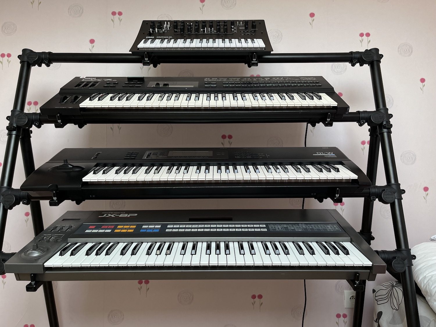 QUIK LOK MKS4 stand 4 claviers en test 24 Vue basse pour se rendre compte de l'espacement des claviers