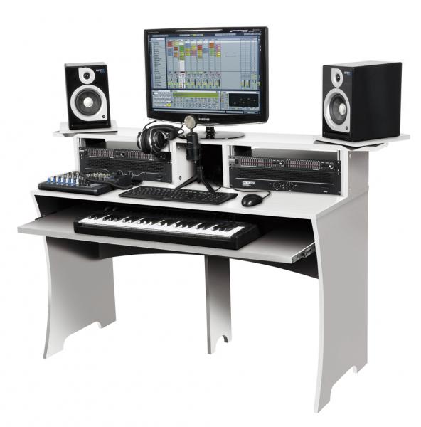 Le bureau Glorious Workbench avec du mat&eacute;riel