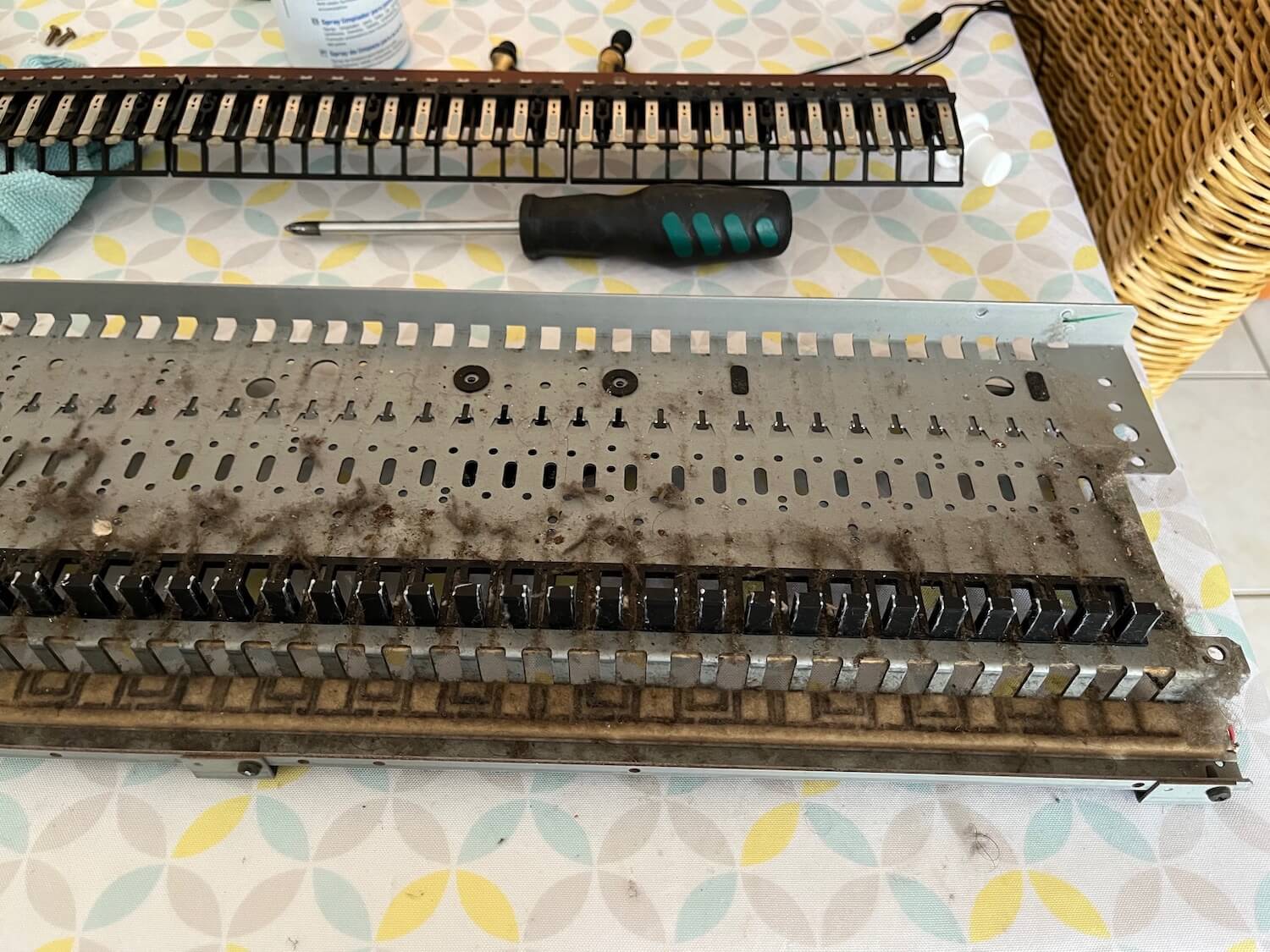 Découverte du Yamaha DX7 IID 15 Les lamelles de contact (partie haute) et le nettoyage du chassis supportant le clavier