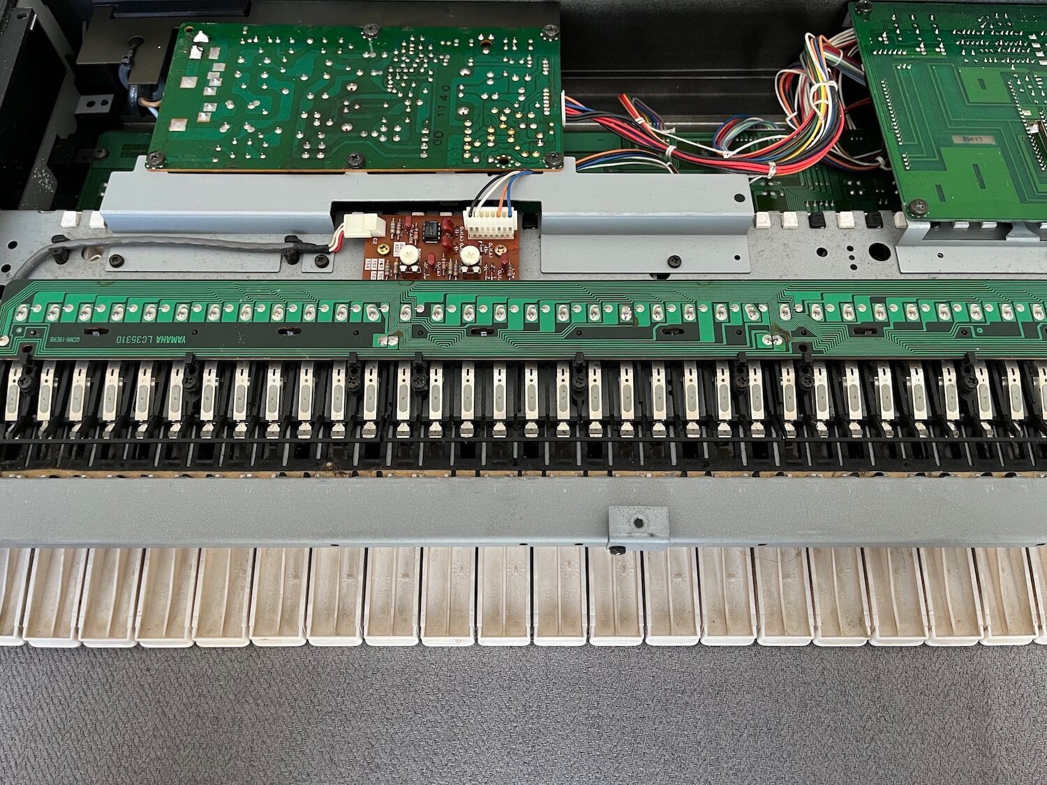 Découverte du Yamaha DX7 IID 14 Le Yamaha DX7 IID vue sur le clavier