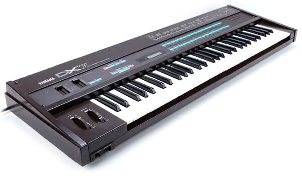 Un des premiers synth&eacute;tiseurs num&eacute;riques, le Yamaha DX7